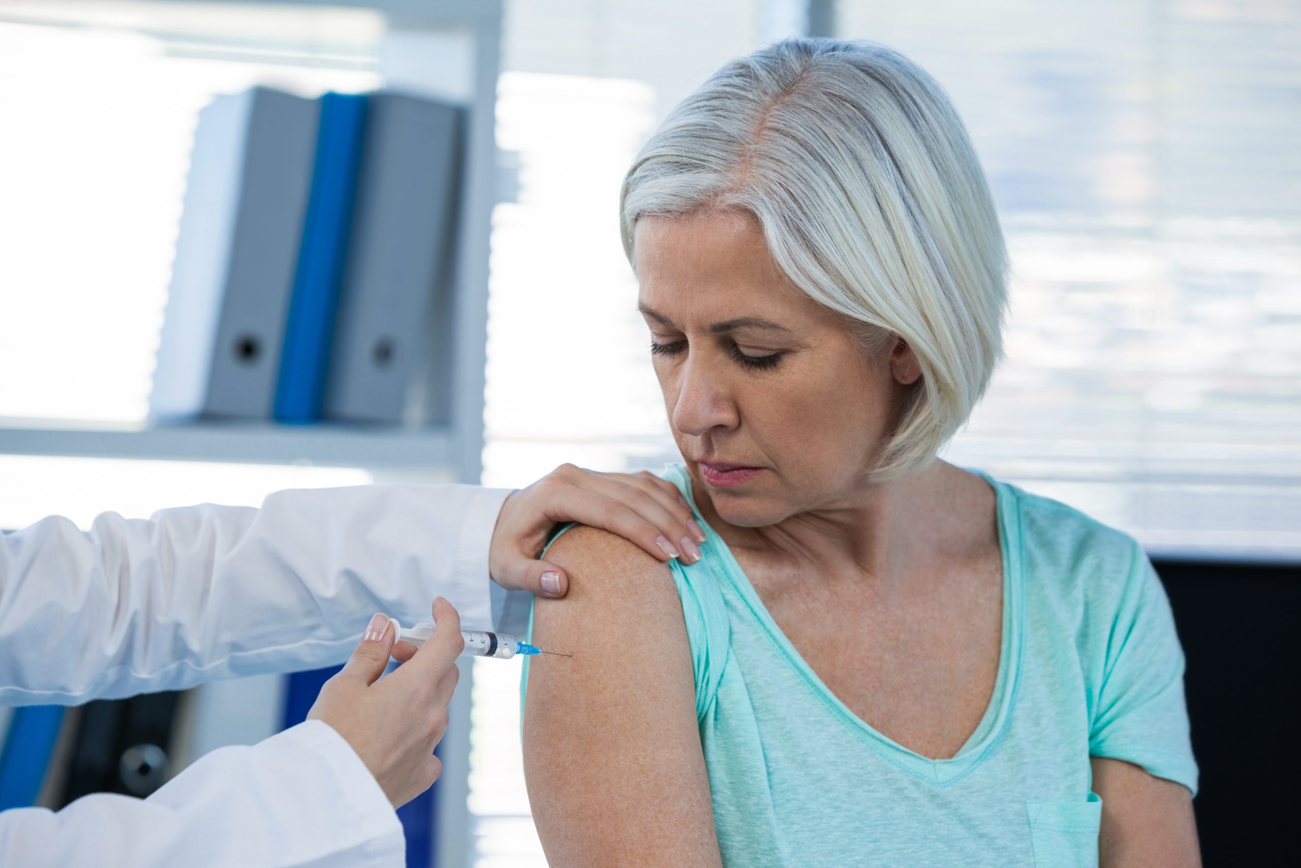 Impfung - Eine Frau wird gegen SARS-CoV-2 geimpft